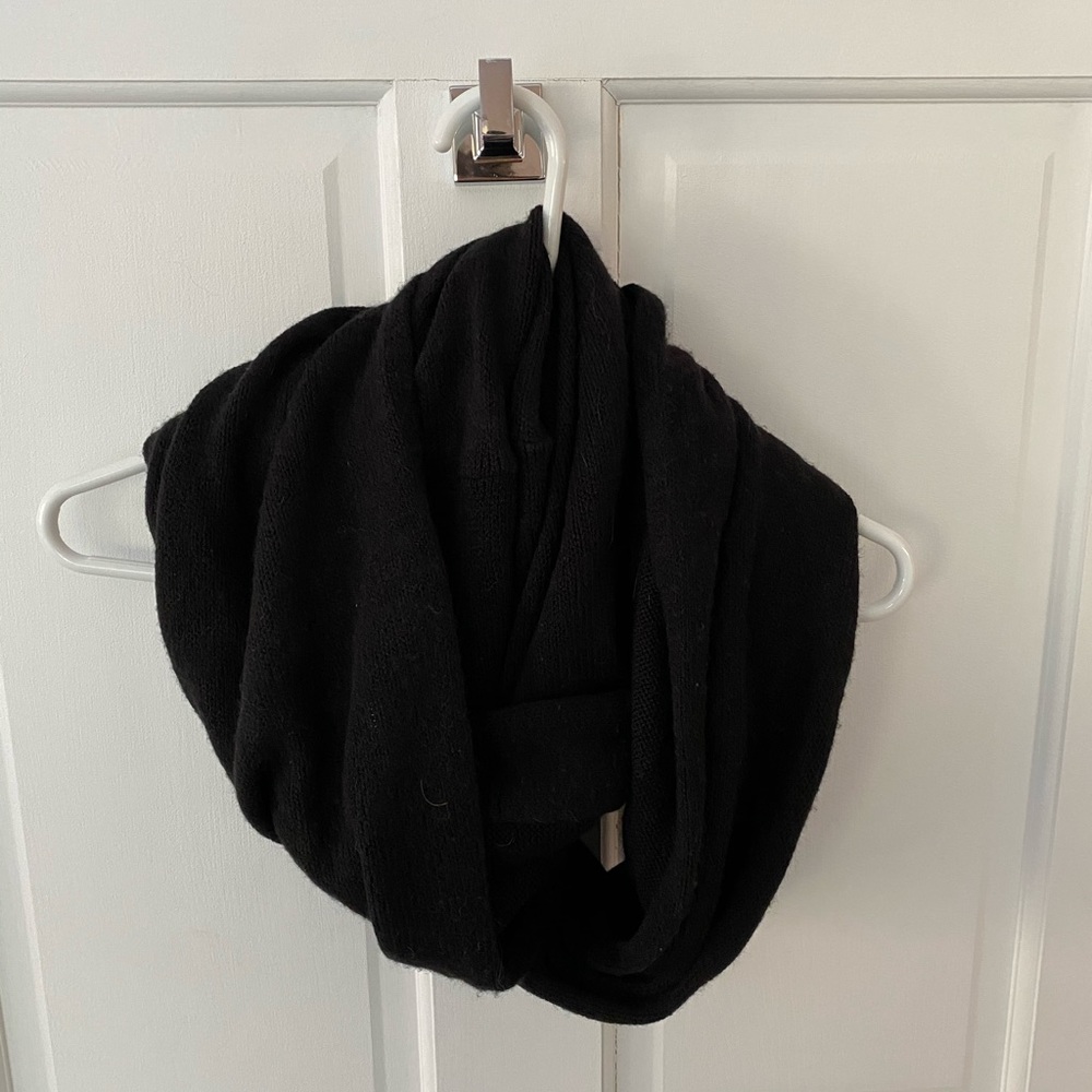Black circle scarf